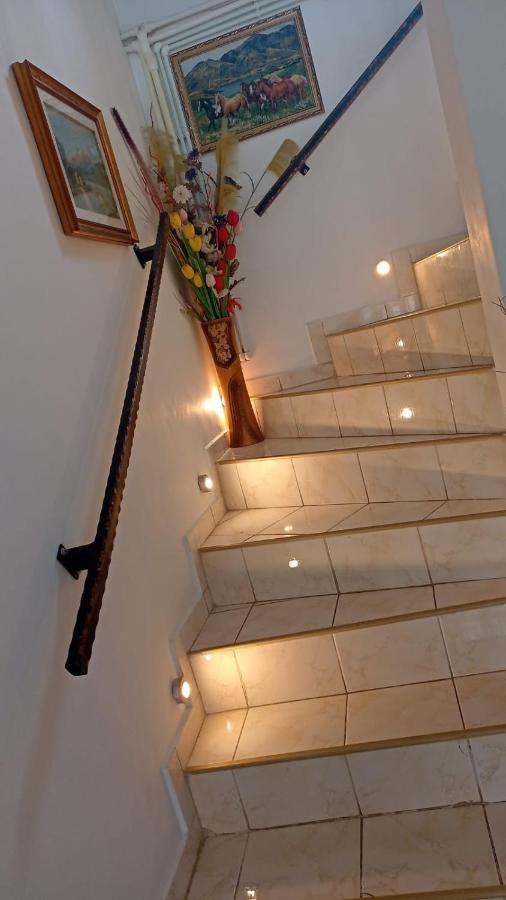 La Capra Vecinului Villa Oglinzi Ngoại thất bức ảnh